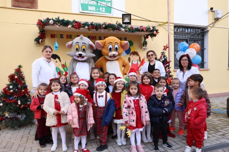 Fëmijët protagonistë të festave të fundvitit, koncerte festive në kopshtet e Elbasanit