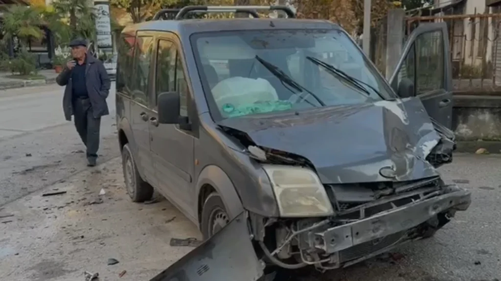 Aksident në Fier: Makina del nga kontrolli dhe godet një automjet të parkuar
