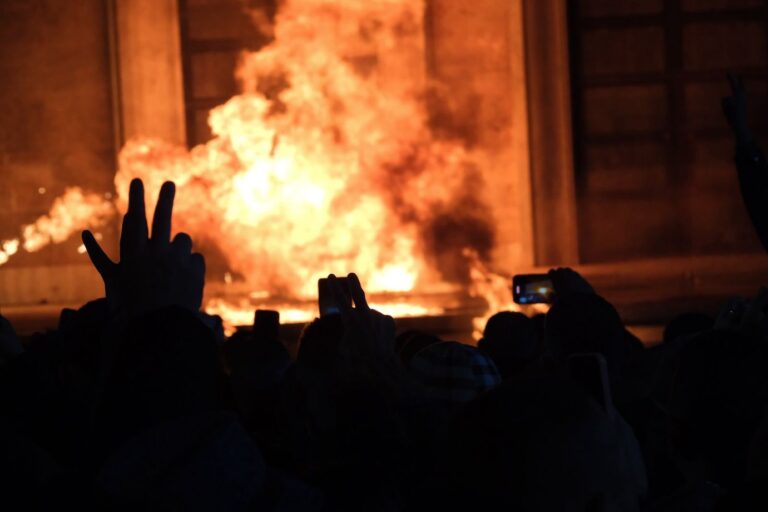 Arrestohen 4 persona e hetohen 6 të tjerë pas protestës para Kryeministrisë