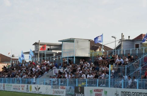 Dhunë në Fushë Krujë  lojtarët e Ilirisë sulmojnë rivalët e Skënderbeut  Ndeshja nuk zhvillohet  reagon dhe FSHF