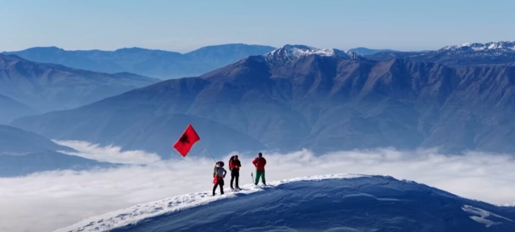 Rama uron fundjavën me pamje nga Maja e Gramës: Një nga kurorat më mahnitëse të Alpeve Shqiptare