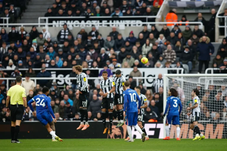 Spektakël në Newcastle-Chelsea, ekipi i Maresca-s shpëton nga humbja
