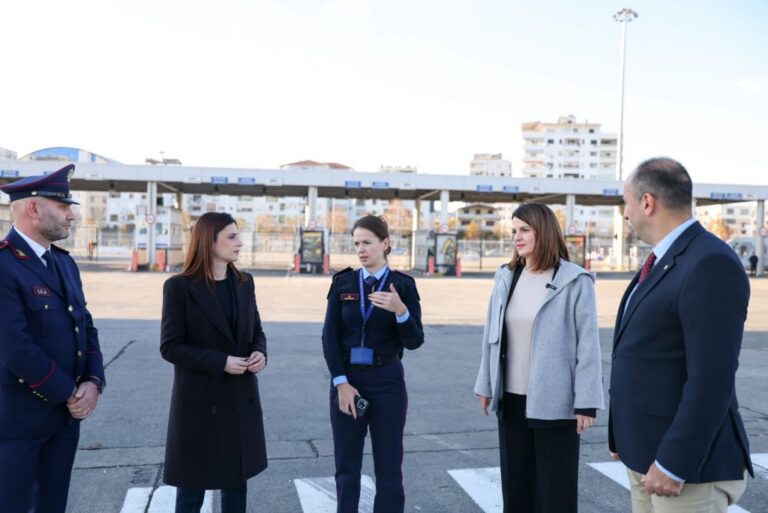 Koçiu inspekton masat për menaxhimin e fluksit në Portin e Durrësit gjatë festave