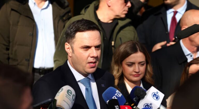 Kandidati i LDK-së për kryeministër, Lumir Abdixhiku voton në Prishtinë
