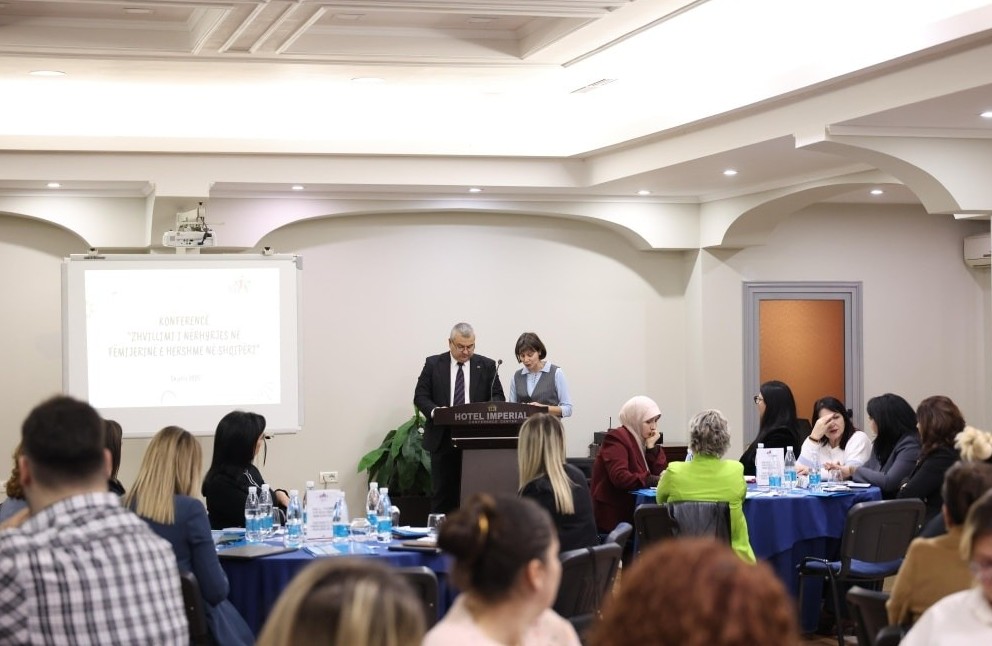 mbahet-konferenca-kombetare-ne-elbasan-fokus-te-femijet-me-nevoja-te-vecanta