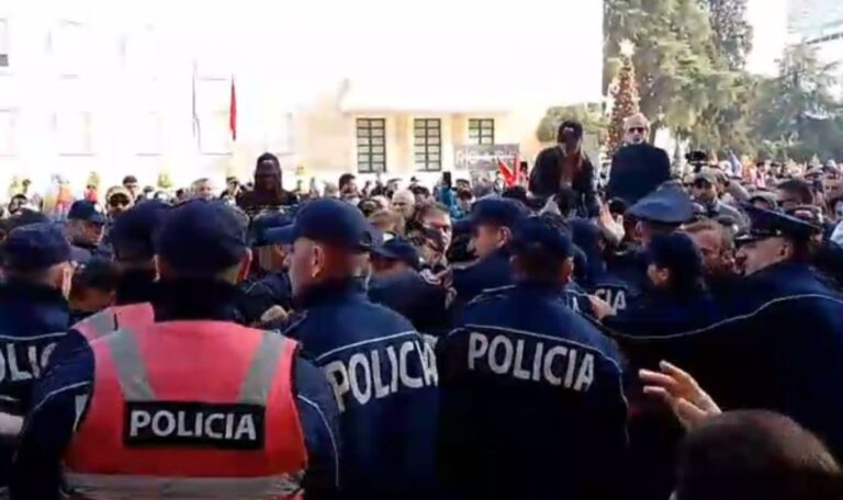 Lapaj dhe aktivistët e “Shqipëria Bëhet” në protestë para Kryeministrisë, ka përplasje me policinë (live)