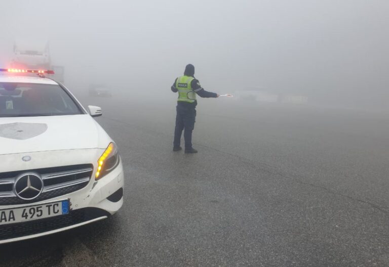 Mjegull e dendur në rrugën e Kombit, policia apel drejtuesve të mjeteve për kujdes të shtuar