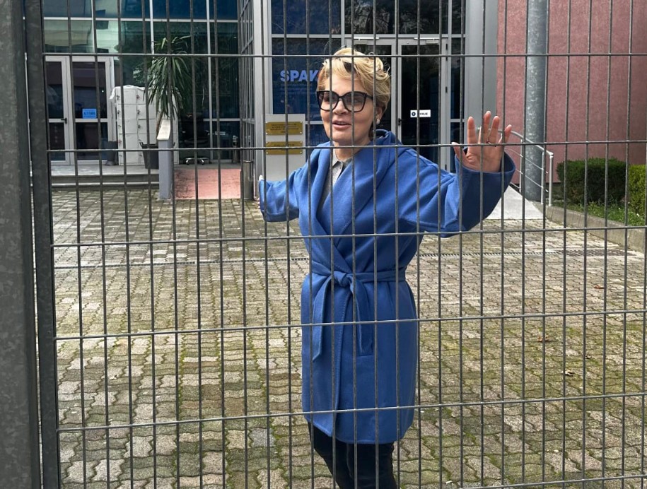 monika-kryemadhi-paraqitet-ne-spak-batuta-me-gazetaret-po-s-u-pame-deri-vitin-tjeter