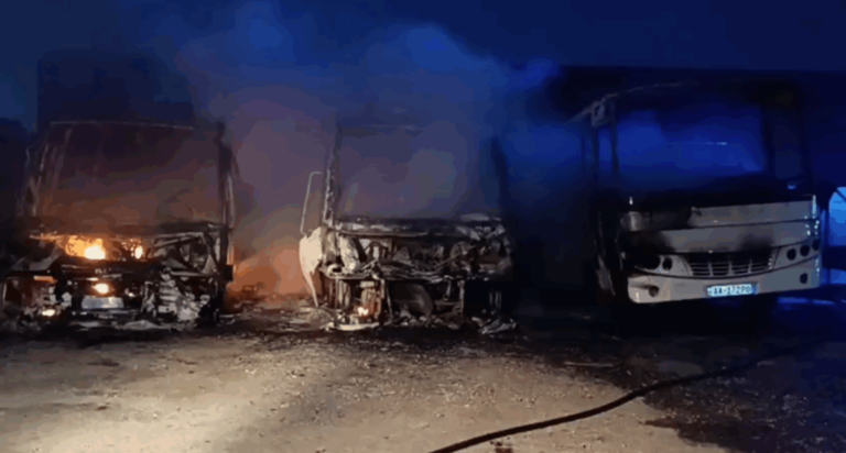 Zjarri në parkun e autobusëve në Durrës, policia jep detaje: U dogjën 8 autobusë