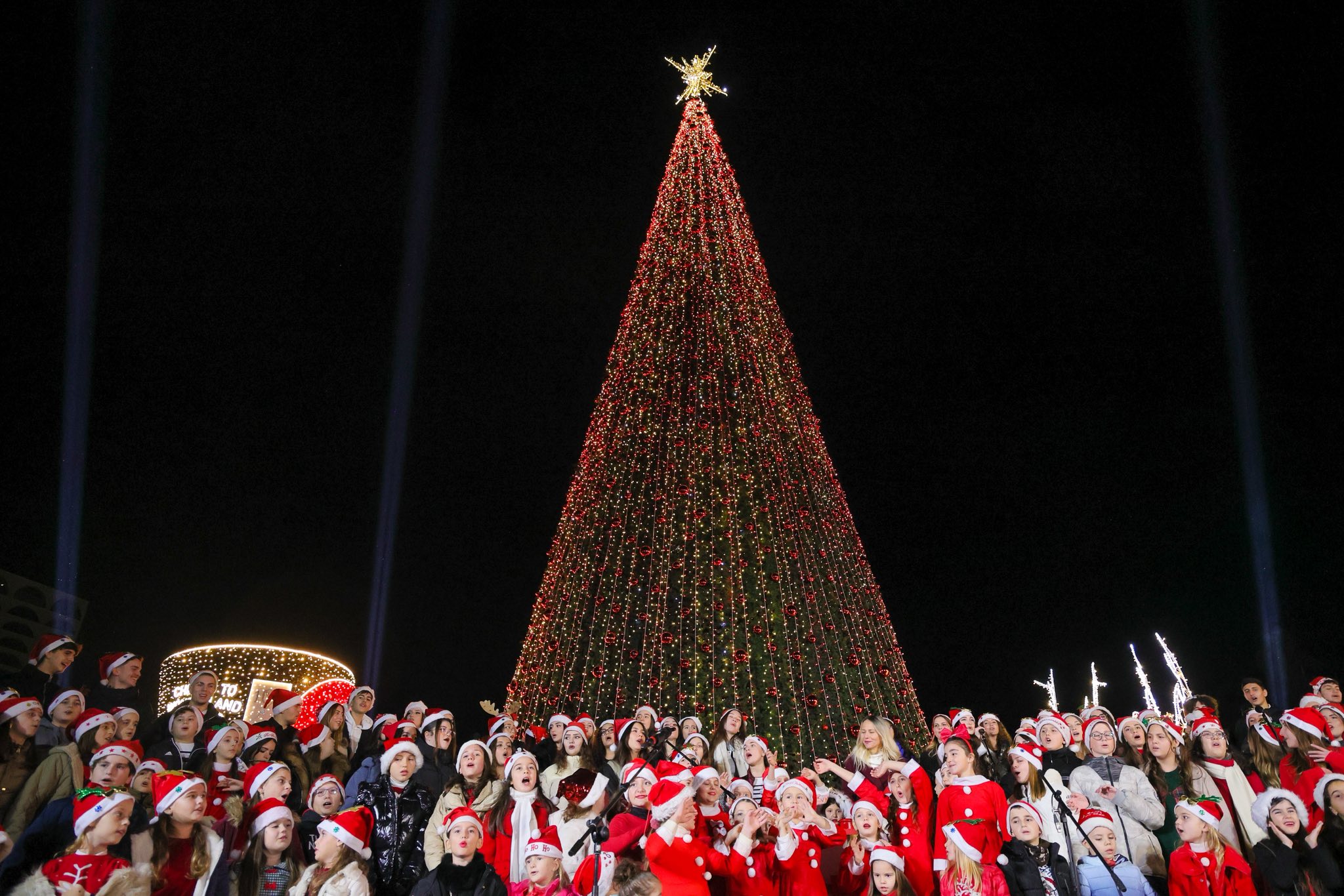 Ndizen dritat e pemës në Sheshin  Skënderbej  për festat e fundvitit