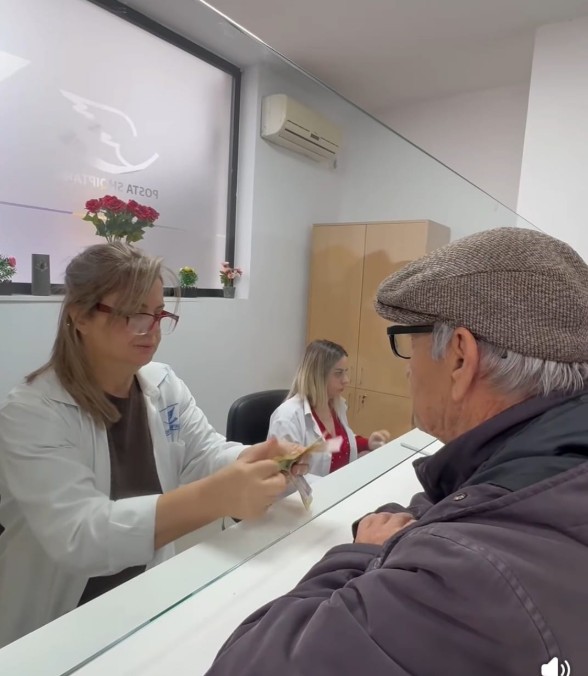 ka-nisur-shperndarja-e-bonusit-te-fundvitit-per-pensionistet-ne-elbasan