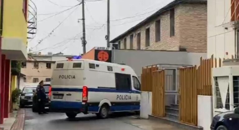 Vrasja e Mondi Mëhallës në Elbasan, paraqiten në gjykatë ish-ortaku dhe roja i karburantit