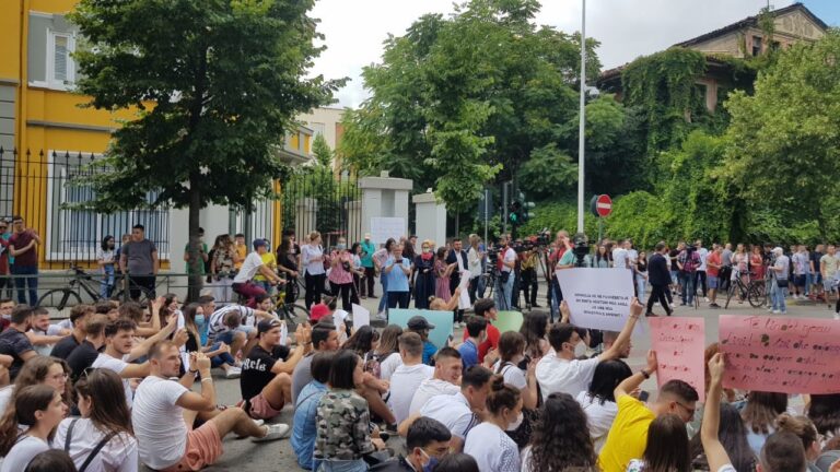 Zaloshnja: Zhgënjimi politik i rinisë shqiptare