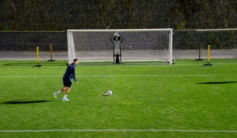 Besojeni ose jo, Cristiano Ronaldo shënon përballë robotit (VIDEO)