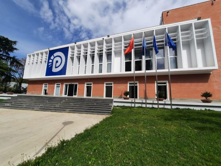 Shoqërime dhe arrestime të protestuesve, PD vë në dispozicion një grup me avokatë: 24 orë në 7 ditë