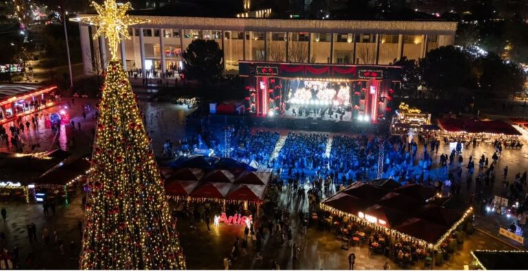Tirana pret Krishtlindjen me koncertin “Tinguj & Fjalë” në Sheshin Skënderbej