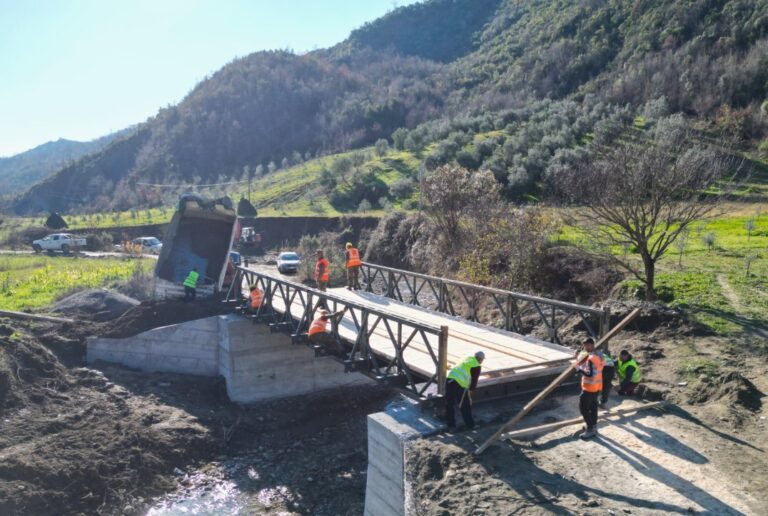 Drejt përfundimit ndërtimi i dy urave të reja mbi përroin e Gorrës për fshatrat Matrej dhe Papër Sallak