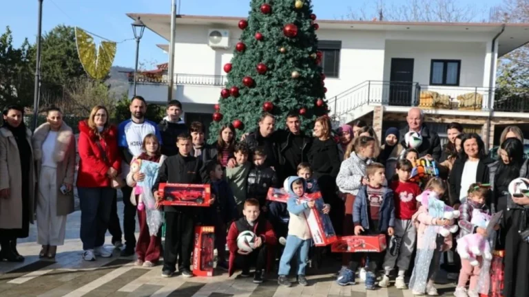 Myrto Uzuni surprizon fëmijët e Bashkisë Dimal me dhurata për festat e fundvitit