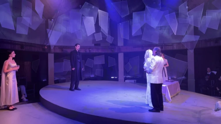 “Të jesh apo të mos jesh”: Hamlet i Shekspirit rikthehet me stil modern