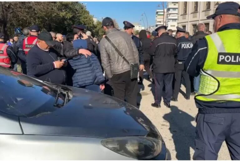 Kaos në rrugët e Vlorës, protestuesit bllokojnë kryqëzimin kryesor