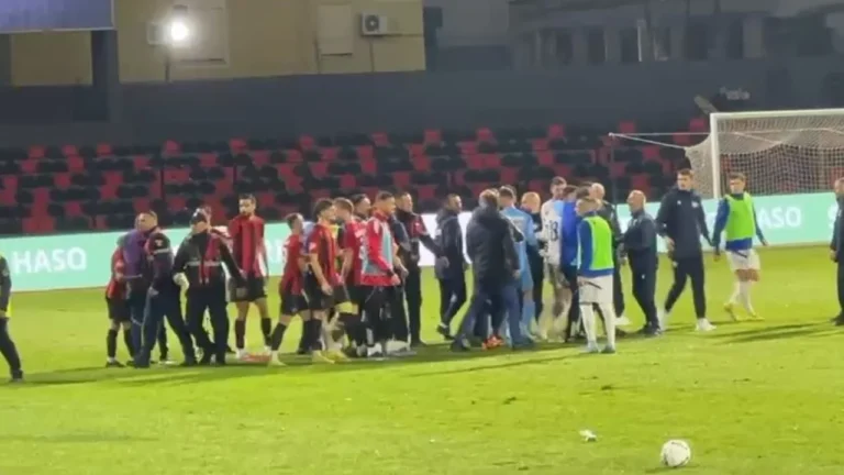 Skandal në Vlorë, tifozët pushtojnë fushën dhe përleshen me lojtarët