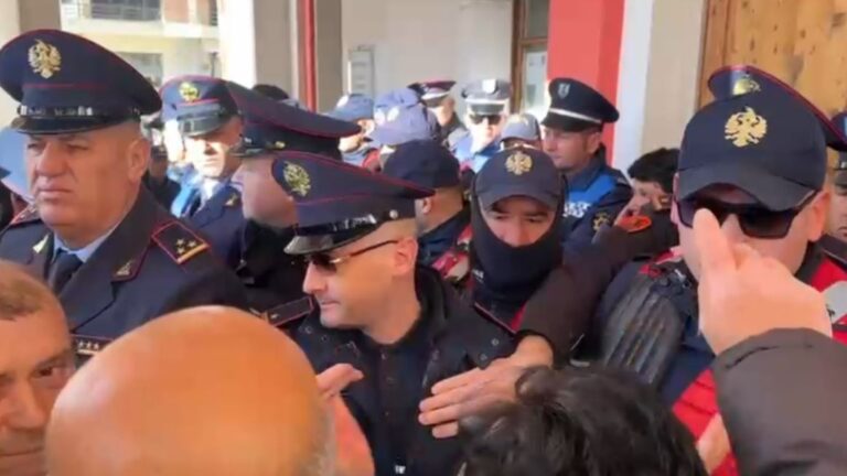 Qytetarët e Vlorës protestojnë para bashkisë, përplasen me policinë: Duam ujë!