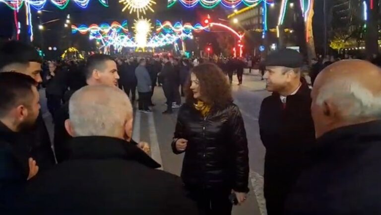 Protesta e PD, Argita Berisha dhe Jamarbër Malltezi në shesh kërkojnë rrëzimin e qeverisë