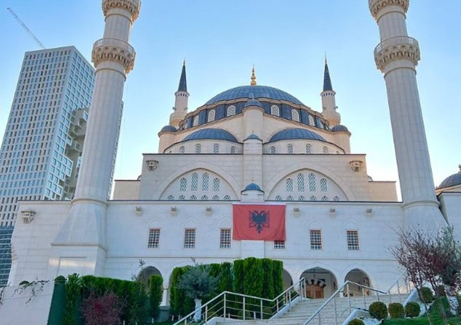 predikime-neper-xhami-kunder-ben-blushit