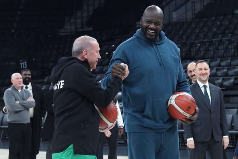 Erdogan surprizon publikun, shfaqet duke luajtur basketboll me Shaquille O’Neal