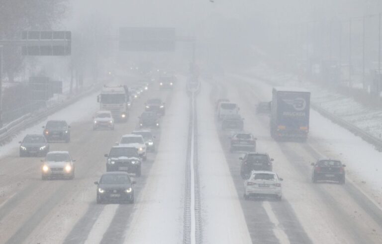 Tre viktima dhe qindra aksidente nga kushtet e rënda atmosferike