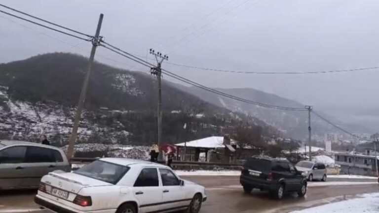 Probleme edhe në aksin Librazhd-Qafë, policia apelon për vendosjen e zinxhirëve