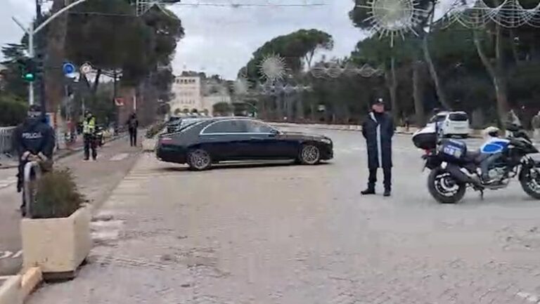 Protesta para Kryeministrisë, eskorta e Ramës drejt Vilës 30