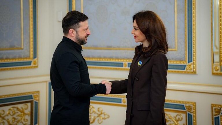 Ministrja Spiropali nderohet me Urdhrin e Princeshës Olga nga Zelensky: Përgjegjësi dhe nder! Presidenti: Sinjal mbështetjeje