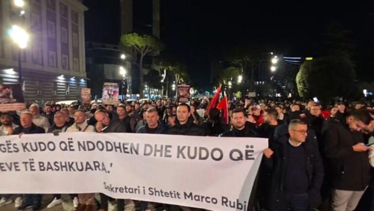 Lapaj: Ata pinë verë 33 mijë euro, ne përmbytemi në shtëpitë tona