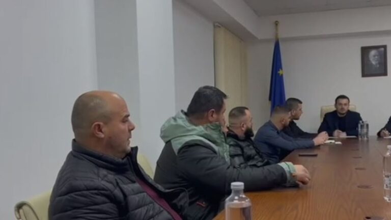 Pasojat nga përmbytjet, ministri Salla takohet me fermerët e Maliqit: Fond 52 milion euro për mbështetje
