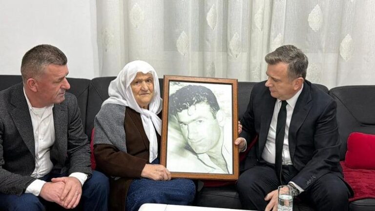 ”21 Janari”, Taulant Balla vizitë tek nëna e Hekuran Dedës: Jeton me shpresën se drejtësia do të arrijë të tregojë