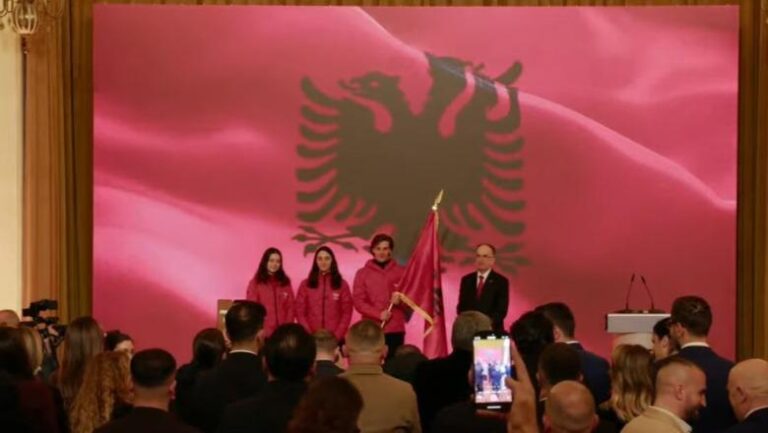 Ekipi shqiptar në lojërat Olimpike Dimërore, presidenti Begaj dorëzon flamurin kuqezi: Do të garoni me më të mirët