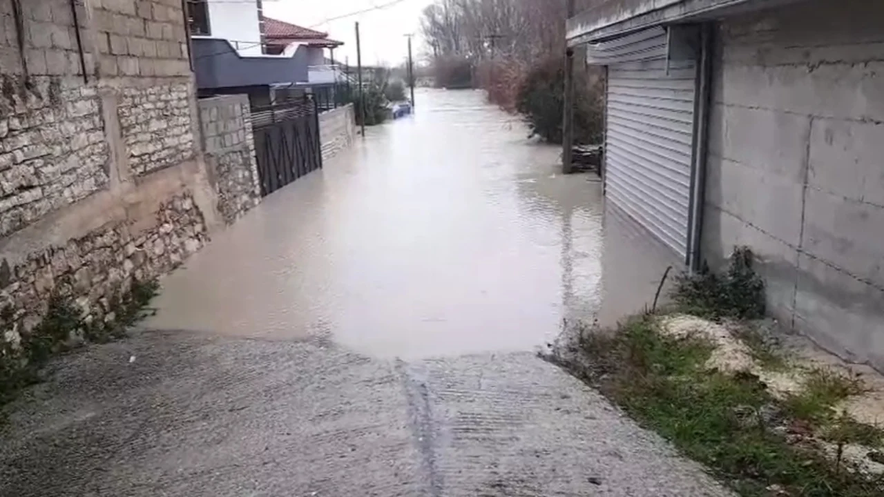 Reshjet e shiut në Berat  përmbyten 15 banesa në Dimal  evakuohen 6 familje