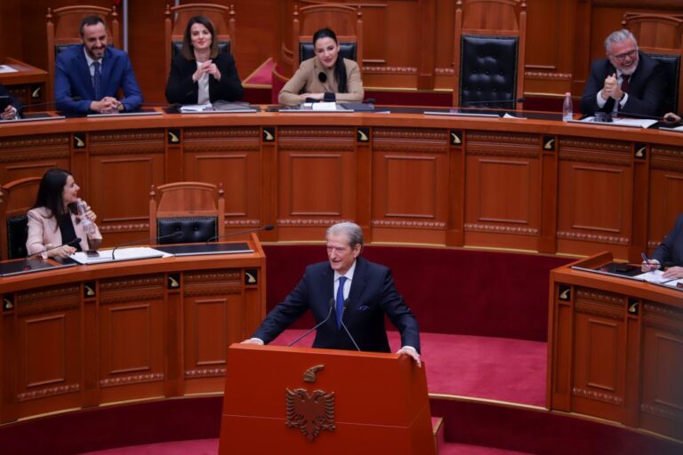 ”Populli po të vjen”, Berisha sfidon Ramën për datën 24 Janar: Nëse je burrë qëndro në zyrë