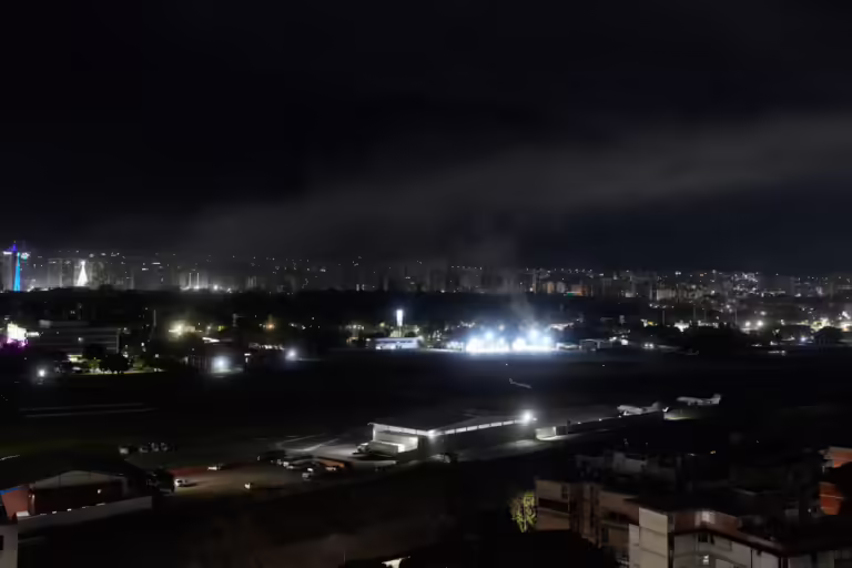 Venezuelë, shtatë shpërthime dhe avionë që fluturojnë ulët në Karakas, ndërsa një pjesë jugore e qytetit mbeti pa energji elektrike