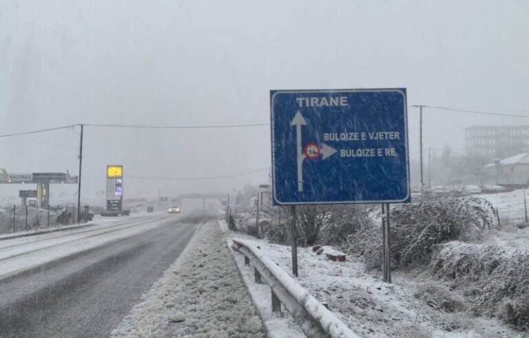 Reshjet e dëborës sjellin probleme në rrugët e Bulqizës