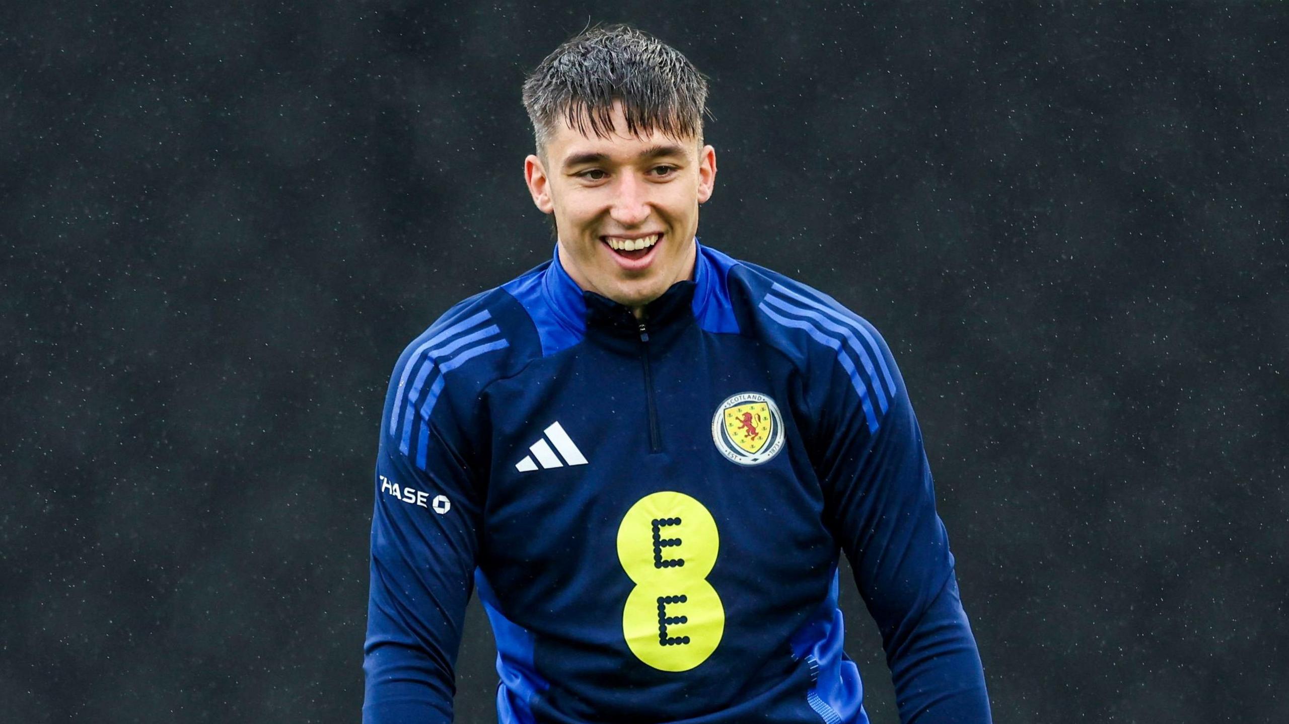 Serie A  destinacioni i ri i Kieron Bowie  Verona bën ofertë për sulmuesin e Hibs 