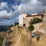 Rrëshqitje masive dheu lë shtëpitë siçiliane në buzë të shkëmbit, evakuohen 1500 persona