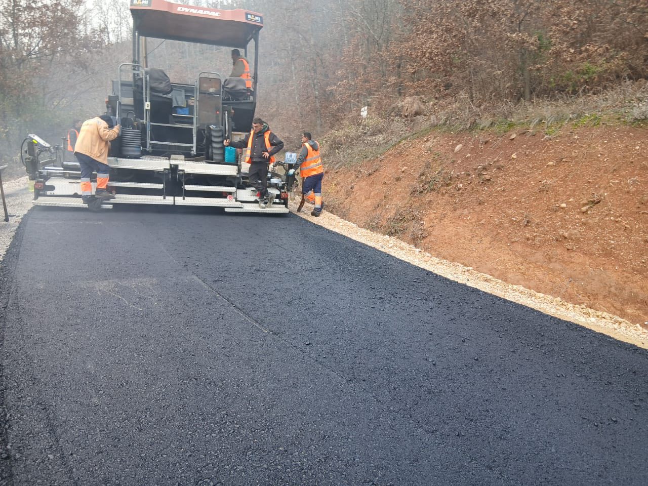 Rama poston fotot  Lura magjike e arritshme përmes rrugës turistike  është hedhur shtresa e parë asfaltike