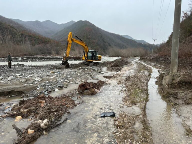 Zonat e prekura nga reshjet në Gjirokastër, Rama poston fotot: Batalioni i Xhenios në terren