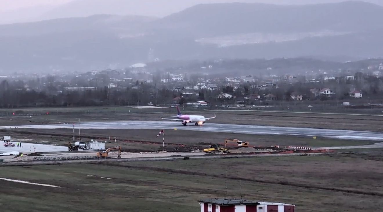 Moti i keq devijon dy fluturime drejt Barit  zv kryeministrja Balluku  Mund të ketë vonesa në fluturime