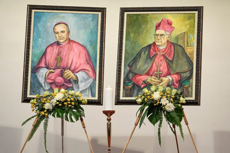 Përkujtohet në një akademi solemne në Katedralen e Prishtinës, trashëgimia e Imzot Nikë Prelës dhe Imzot Mark Sopit