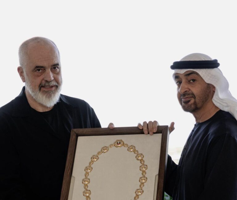 Kryeministri Edi Rama nderohet me medaljen më të lartë të Emirateve të Bashkuara Arabe