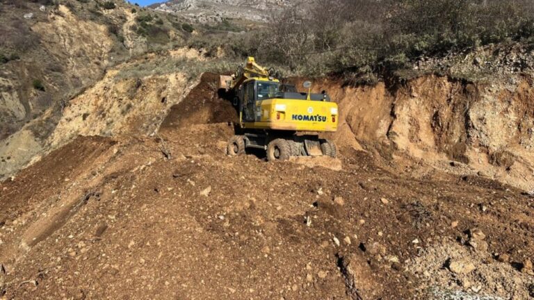 Rrëshqitje dherash dhe rrugë të bllokuara në disa bashki të qarkut Gjirokastër