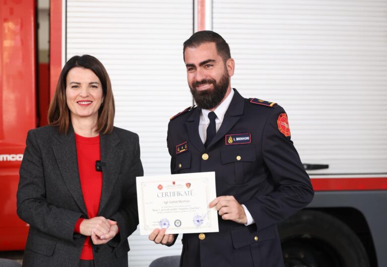Certifikohen 17 punonjës të Shërbimit Zjarrfikës, ministrja Koçiu: Janë shembull i guximit dhe sakrificës